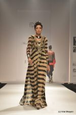 Model walk the ramp for Malini Ramani Show at Wills Lifestyle India Fashion Week 2012 day 4 on 9th Oct 2012 (115).JPG